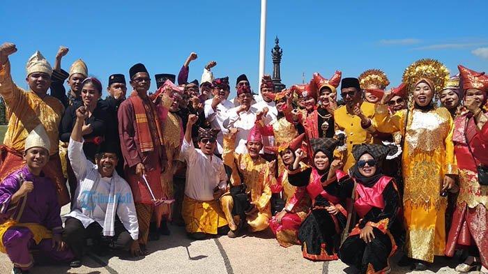 Uniknya Peserta Upacara HUT RI di Bali Gunakan Busana Adat Nusantara