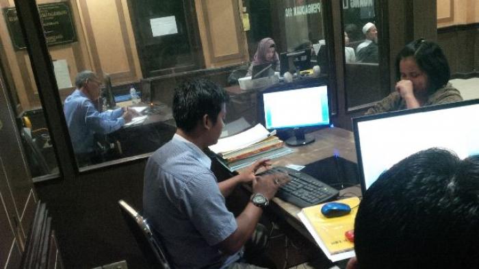 Janda Mengira Ada Kecoa Ternyata Tetangga Sudah Bugil Dalam Kelambu