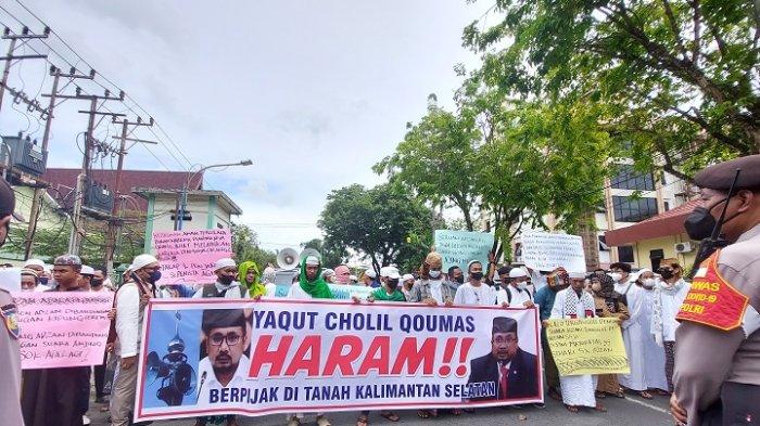 Massa Pengunjuk Rasa Bawa Spanduk Haramkan Menteri Yaqut Injakkan Kaki di Kalsel