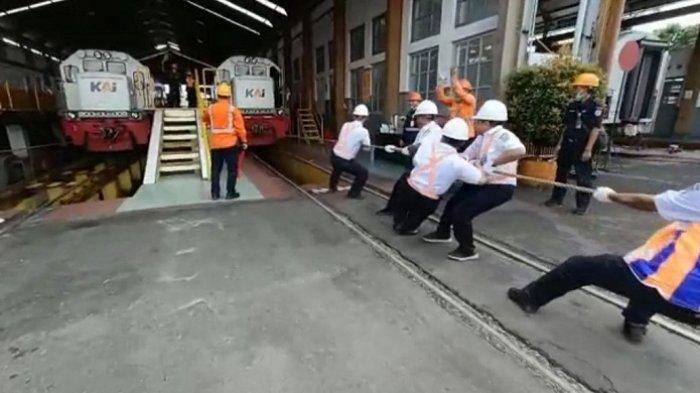 bukan-tarik-tambang-pt-kai-tantang-pegawai-tarik-lokomotif-84-ton-untuk-hut-ri