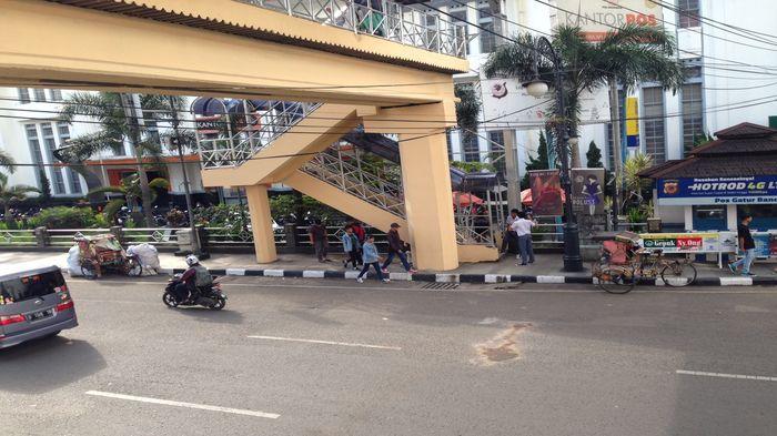 Pria Nekat Terjun dari JPO di Jalan Asia Afrika Bandung (+VIDEO)