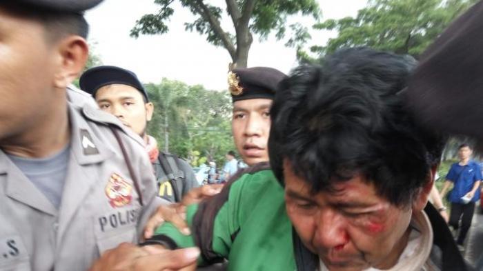 Supir Gojek Tua Dihajar Pendemo di Depan Gedung DPR