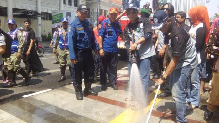 ridwan-kamil-bebersih-kota-bareng-komunitas-mercedez-benz-boxer