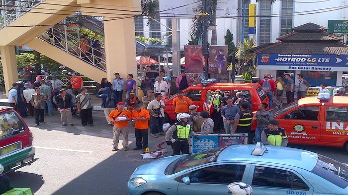 Pria Nekat Terjun dari JPO di Jalan Asia Afrika Bandung (+VIDEO)