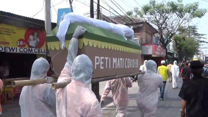 Petugas Bawa Peti Covid-19 dan Replika Jenazah Saat Razia Masker di Cakung Barat