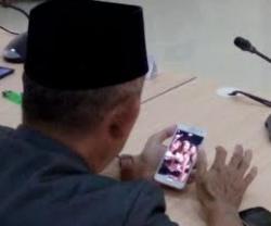 Anggota DPRD Buka Medsos Hingga Foto Wanita Seksi