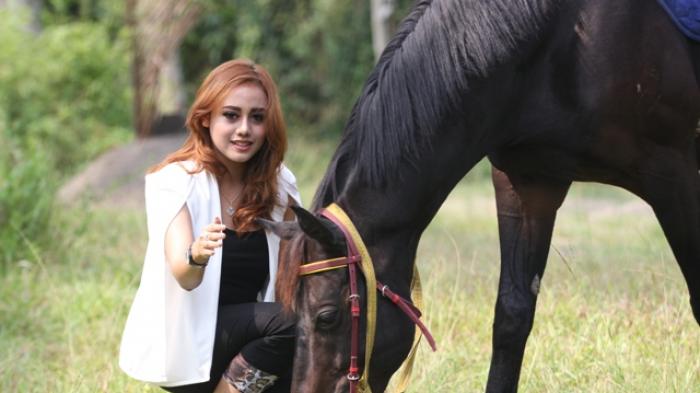 (picture inside) SMART WOMEN: Pebisnis Cantik Penyayang Kuda