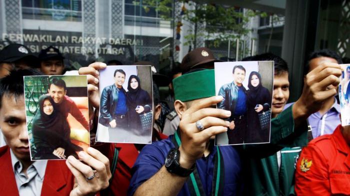 Kelakuan Bini Muda Gubernur SUMUT asal PKS: Suami Dikeler KPK, Dia Pergi Umroh!