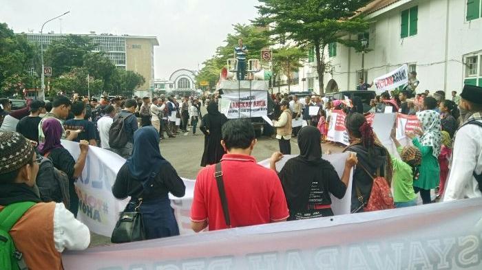 Waduh…Polisi Katanya Menembaki Pendemo Tolak Ahok!