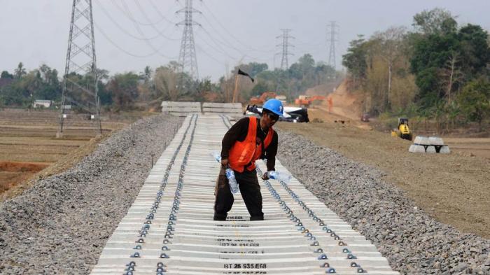 Rel Kereta Api Sulawesi Dipasang Hari Jumat