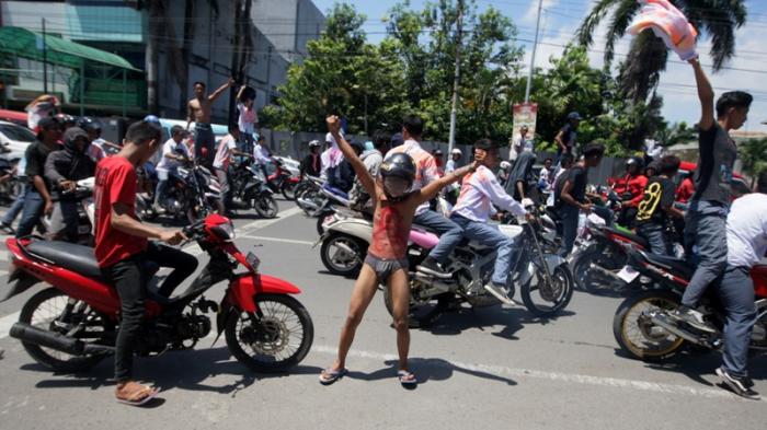 Usai UN: Siswa Telanjang di Jalan, Gendong Cewek, Kepergok Mesum