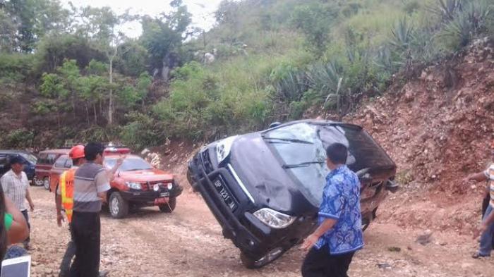 Mobil 3 Pendeta Terbalik di Tanjakan Patung Yesus Toraja