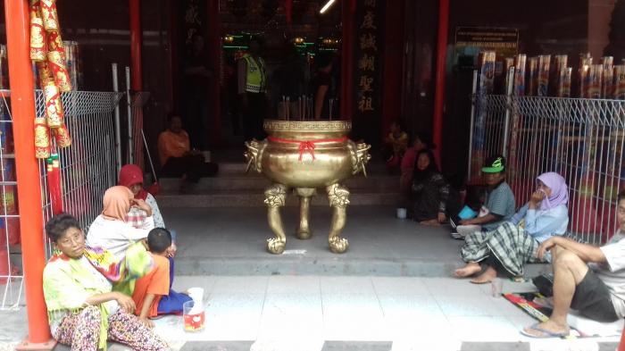 Imlek Tiba, Pengemis Banjiri Vihara