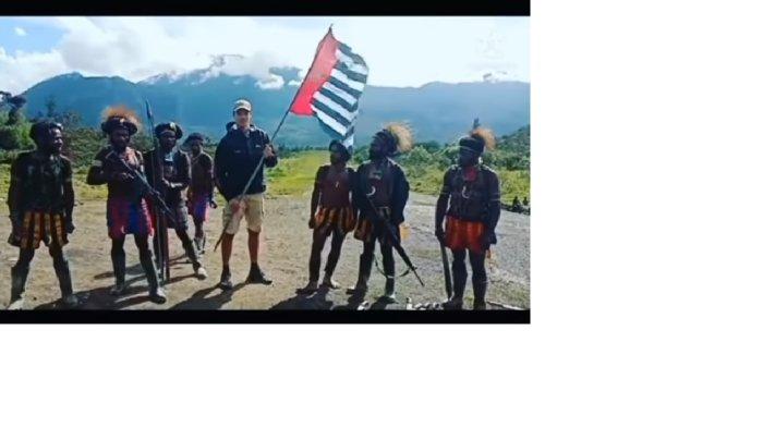 Seorang Pria Bule Kibarkan Bendera Bintang Kejora Bersama KKB Papua, Siapa Dia?