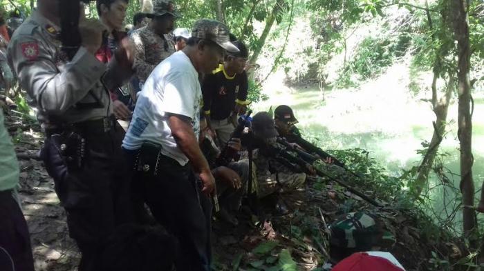 Anggota TNI, Polisi, dan Perbakin Bidik Buaya di Sungai Unyi Bone