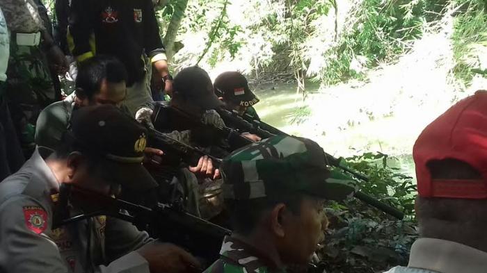 anggota-tni-polisi-dan-perbakin-bidik-buaya-di-sungai-unyi-bone