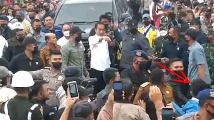 Gaya Santai Presiden Jokowi Saat Mahasiswa di Nias Terobos Paspampres