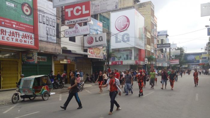 Foto-foto Mencekam Kota Medan Saat Terjadi Bentrokan antara OKP