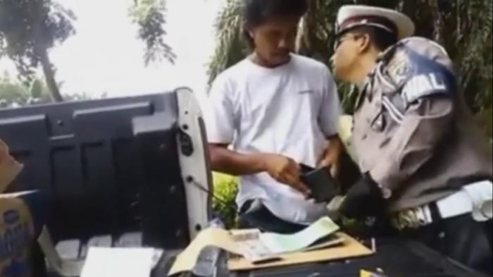 REKAMAN VIDEO: "CUMA SEGITU AJA YANG ADA PAK, LIMA PULUH (RP 50 RIBU)"