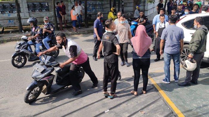 Geng Motor Baku Hantam Hingga Berlumuran Darah, Lalu Lintas Macet