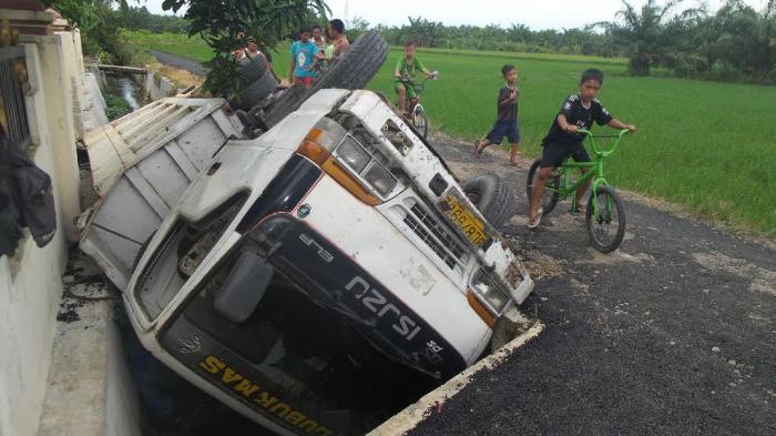 17 siswa tewas akibat truk yang ditumpangi terbalik saat berangkat ke sekolah.