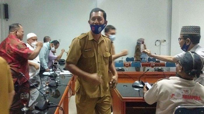 Skandal Main Serong dengan Janda, Pak Kades Senyum-senyum Saat Kasus Dibahas di DPRD