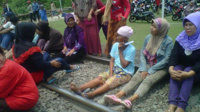 &#91;Para Tukang Nebeng Mewek&#93;Bentuk Tim Solidaritas, Delapan RT Tolak Digusur PT KAI 