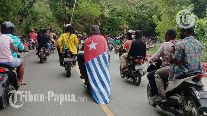 Tak Disita,Bendera Bintang Kejora Tetap Hadir Saat Iring-iringan Jenazah Filep Karma