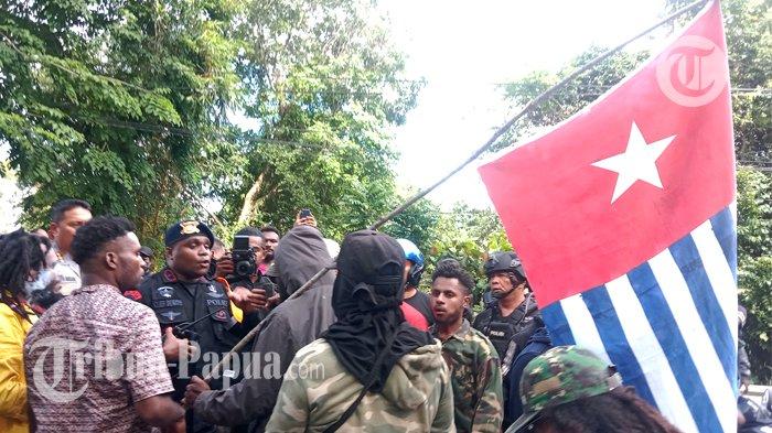 Tak Disita,Bendera Bintang Kejora Tetap Hadir Saat Iring-iringan Jenazah Filep Karma