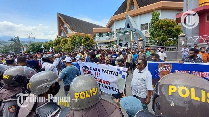 Gubernur Lukas Enembe Diperiksa KPK, Massa:Jakarta Setop Kriminalilasi Pejabat Papua!