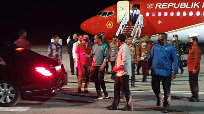 Injakkan Kaki di Bandara Sentani, Presiden Jokowi Disambut Menhan Prabowo Subianto