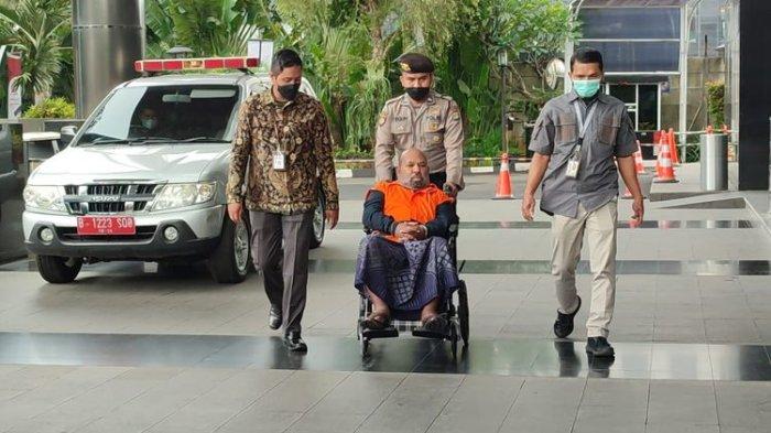 Detik-detik Lukas Enembe Dipe riksa KPK, Gunakan Sarung Saat Digiring Polisi