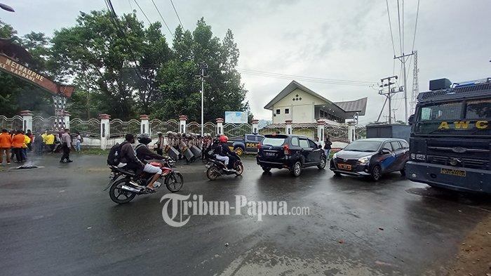 Palang Kampus, Mahasiswa Desak Uncen Tambah Kuota Penerimaan Mahasiswa Baru Papua!