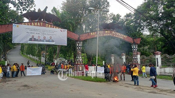 Palang Kampus, Mahasiswa Desak Uncen Tambah Kuota Penerimaan Mahasiswa Baru Papua!