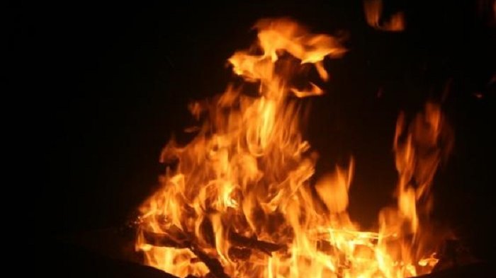 seorang-balita-tewas-terjebak-di-rumah-terbakar-nahas-orangtua-sedang-di-gereja
