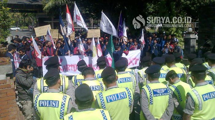 &#91;Hehe&#93; BEM Se-Jatim Turun ke Jalan 'Sambut' Jokowi EDISI KAMIS 21/05/2015
