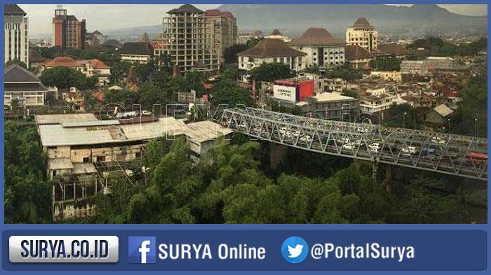 &#91;PIC} Ramai di Medsos: Jembatan di Tengah Kota Malang Melengkung, Siap Ambruk!