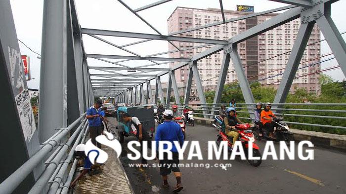 Ternyata bukan HOAX: Jembatan di Malang itu memang melengkung 20,8 cm dari aslinya!