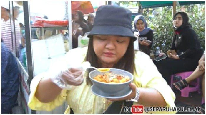 Pemain FTV Jualan Seblak Dekat Mal Mewah, Laris Manis & Murah Rp 15 Ribuan