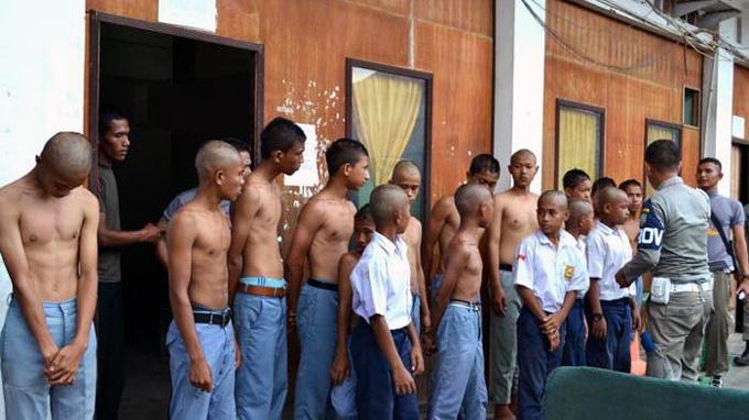 Tamparan Keras Bagi Anak Alay yang Malas Sekolah dari Bapak-Bapak di Papua
