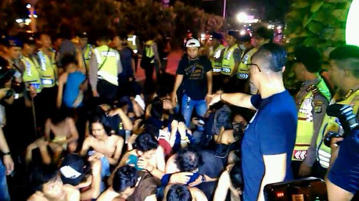 Serang Polisi Dengan Kembang Api, 34 ABG Ditangkap di Depan FX