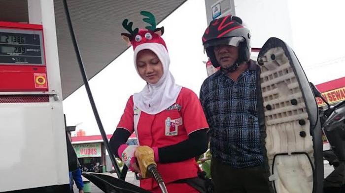 Berjilbab Pun, Petugas SPBU di Kudus Ini Mengenakan Aksesoris Natal