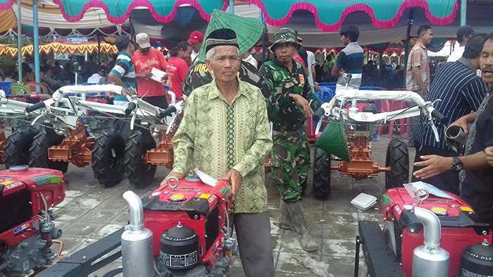 Petani Takalar Cemas, Traktor Pemberian Menteri Bakal Diambil Dinas Pertanian
