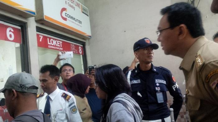 Naik KRL, Ahok Antre Beli Tiket