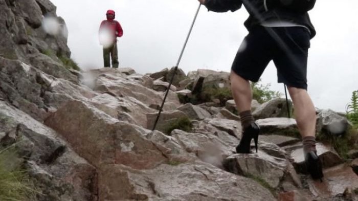 Kisah Remaja Mendaki Gunung, Memakai 'High Heels'!