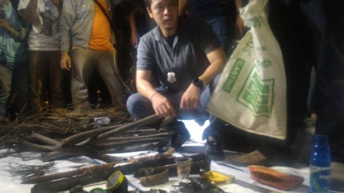 Masuk ke Gorong-gorong, Tim Krimsus Polda Temukan Head Lamp Hingga Linggis