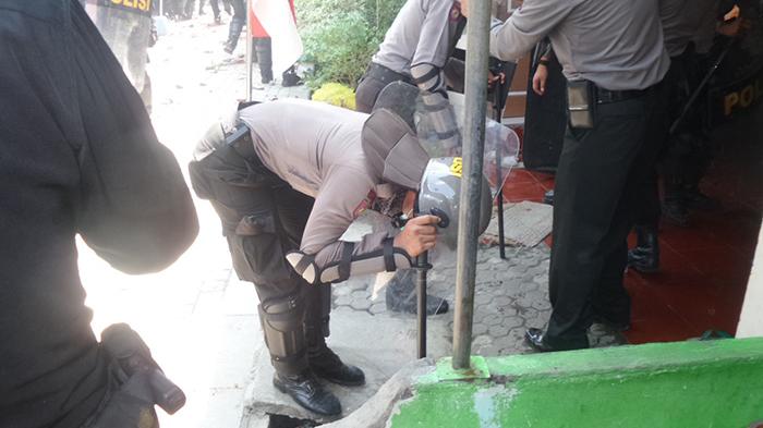 Lima Polisi Tumbang Terkena Lemparan Batu dan Sabetan Kayu Warga Kebonharjo