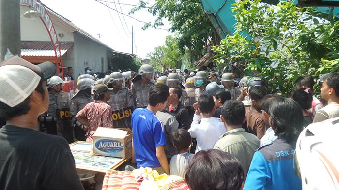 Lima Polisi Tumbang Terkena Lemparan Batu dan Sabetan Kayu Warga Kebonharjo