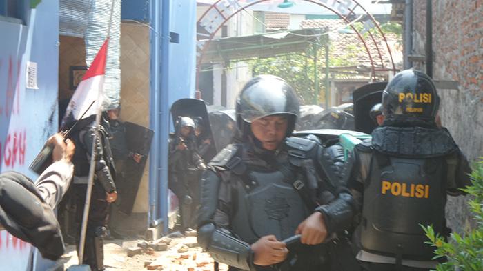 Lima Polisi Tumbang Terkena Lemparan Batu dan Sabetan Kayu Warga Kebonharjo