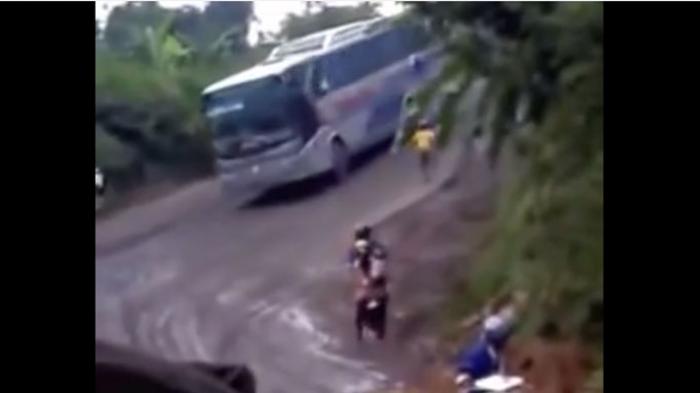 nyawa-taruhannya-bus-ini-nekat-lewati-jalanan-terjal-dan-licin